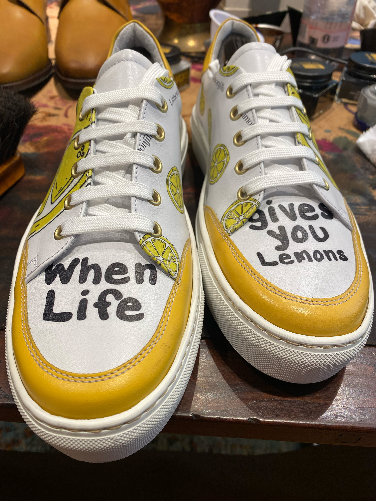 Serie custom sneakers met hetzelfde bedrijfsontwerp
